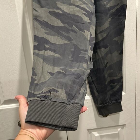 NWOT Splendid Camo Joggers, Size Medium - Picture 4 of 8